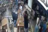 Cogieron a sillazos a ladrón en pleno robo en centro comercial de Medellín