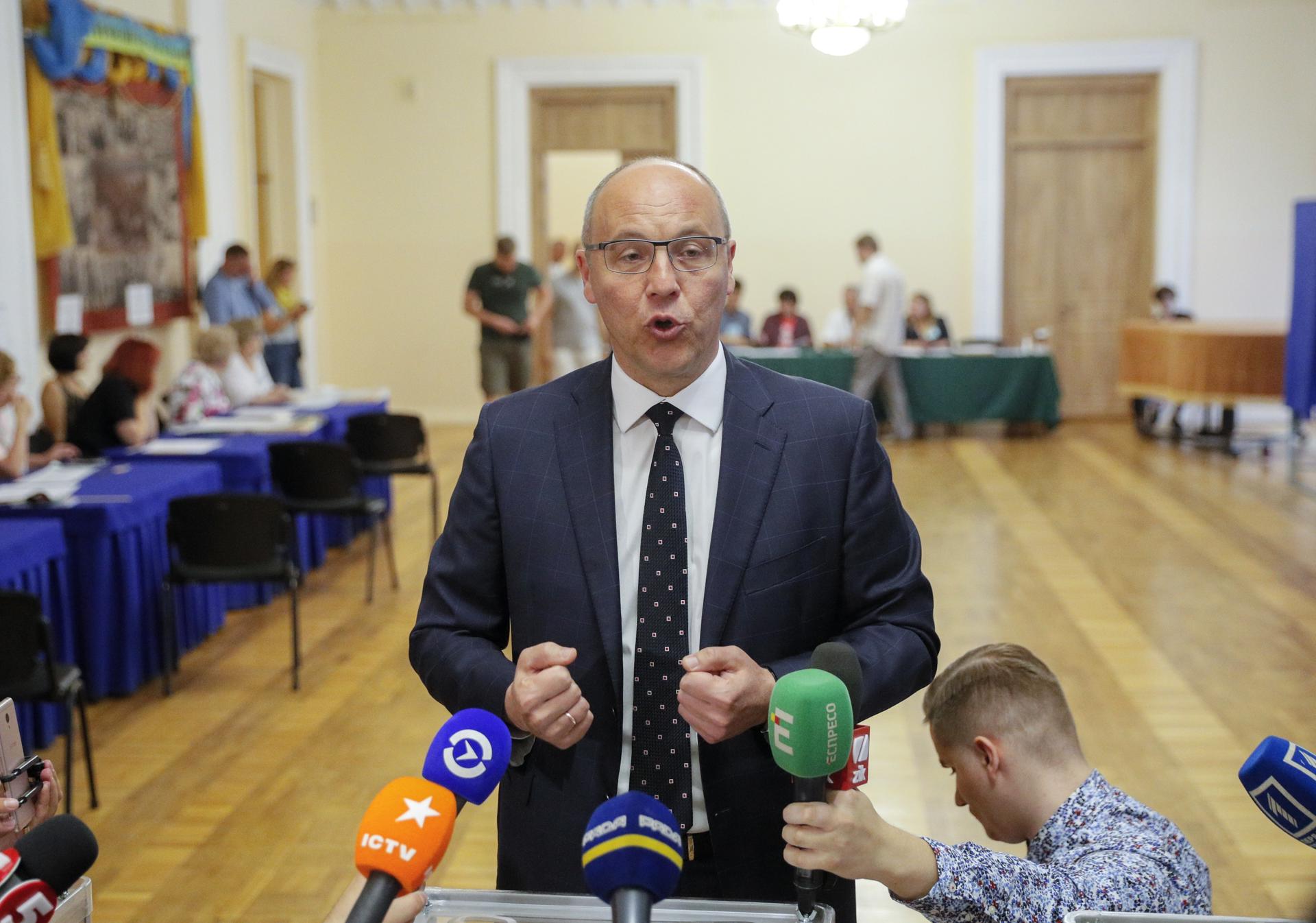 Kyiv (Ukraine), 30/08/2025.- FILE - Andriy Parubiy, the speaker of Ukrainian Parliament speaks to the media after casting his vote at a polling station during the parliamentary elections in Kyiv, Ukraine, 21 July 2019 (reissued 30 August 2025). Ukrainian authorities said that Andriy Parubiy, a former speaker of the Ukrainian Parliament (Verkhovna Rada), was shot dead on 30 August 2025 in the western Ukrainian city of Lviv. Law enforcement agencies are currently investigating the murder and searching for the killer. (Elecciones, Ucrania, Leópolis, Kiev) EFE/EPA/SERGEY DOLZHENKO