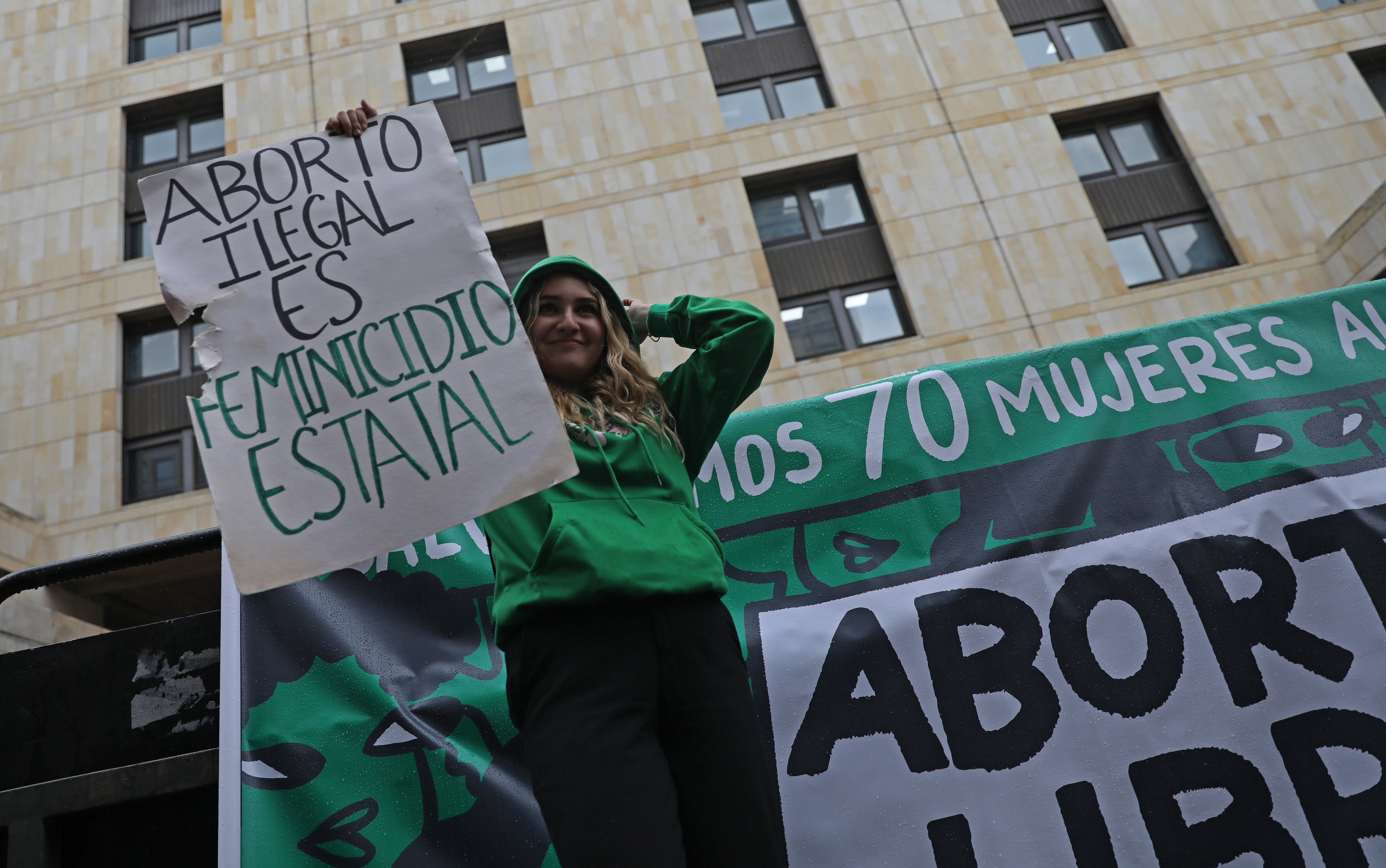 AME4702. BOGOTÁ (COLOMBIA), 09/02/2022.- Manifestantes sostienen hoy carteles en favor de la despenalización del aborto, frente a la sede de la Corte Constitucional en Bogotá (Colombia). El debate sobre la despenalización del aborto que tiene lugar desde hace más de dos meses en la Corte Constitucional de Colombia volvió a estancarse este jueves con trabas burocráticas que no han permitido abordar los argumentos de fondo para que los magistrados disciernan si sacar este delito del Código Penal. EFE/ Christina Noriega