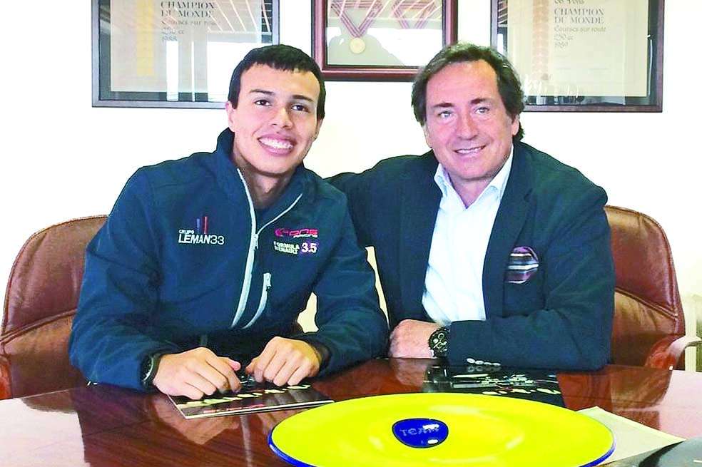 El piloto colombiano Óscar Andrés Tunjo, acompañado del director del equipo Pons de la WSR, Sito Pons.
