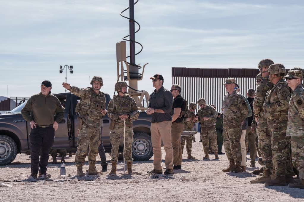 El secretario de Defensa, Pete Hegseth (centro, con gorra) y Tom Homan, el "zar de la frontera" de la administración Trump (izquierda), visitan la frontera entre Estados Unidos y México en Sunland Park, Nuevo México, el lunes 3 de febrero de 2025.