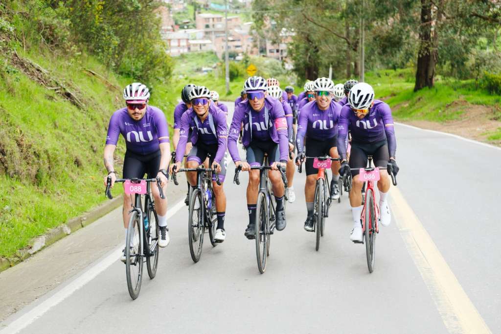 Los participantes compartieron con los 17 ciclistas profesionales del equipo, entre los que se
encontraban Rodrigo Contreras campeón del Tour Colombia y Sergio Luis Henao.