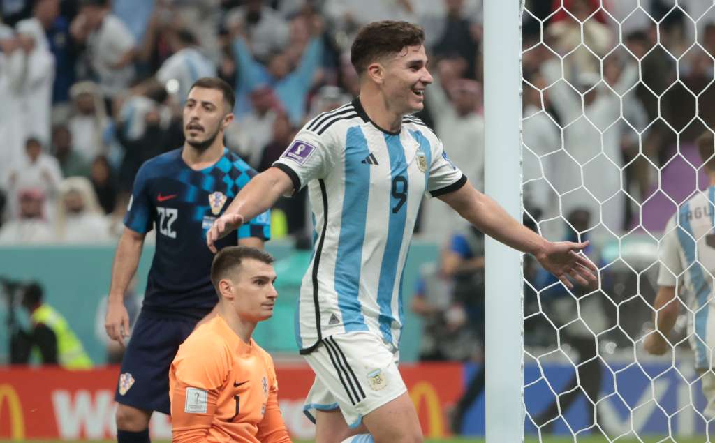 . LUSAIL (CATAR), 13/12/2022.- Julian Álvarez de Argentina celebra un gol hoy, en un partido de semifinales del Mundial de Fútbol Qatar 2022 entre Argentina y Croacia en el estadio de Lusail (Catar). EFE/Juan Ignacio Roncoroni