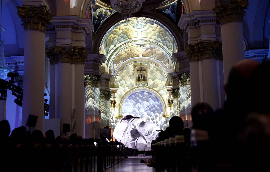 AME5399. BOGOTÁ (COLOMBIA), 14/12/2024.- Actores presentan la obra 'Lo sagrado', este sábado en La Catedral Primada de Bogotá (Colombia). Con el lema "A caminar la Navidad", artistas, bailarines y actores apoyados por video mapping y música, convierten la catedral en un escenario cultural en el cual sus paredes se convierten en pinturas con movimiento. EFE/ Mauricio Dueñas Castañeda
