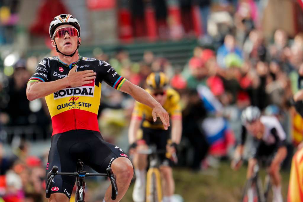 ARINSAL (ANDORRA), 28/08/2023.-El ciclista belga Remco Evenepoel, del Soudal Quick Step se impone vencedor de la tercera etapa de La Vuelta disputada entre Suria y Arinsal (Andorra), de 158,5 km de recorrido. EFE/ Manuel Bruque