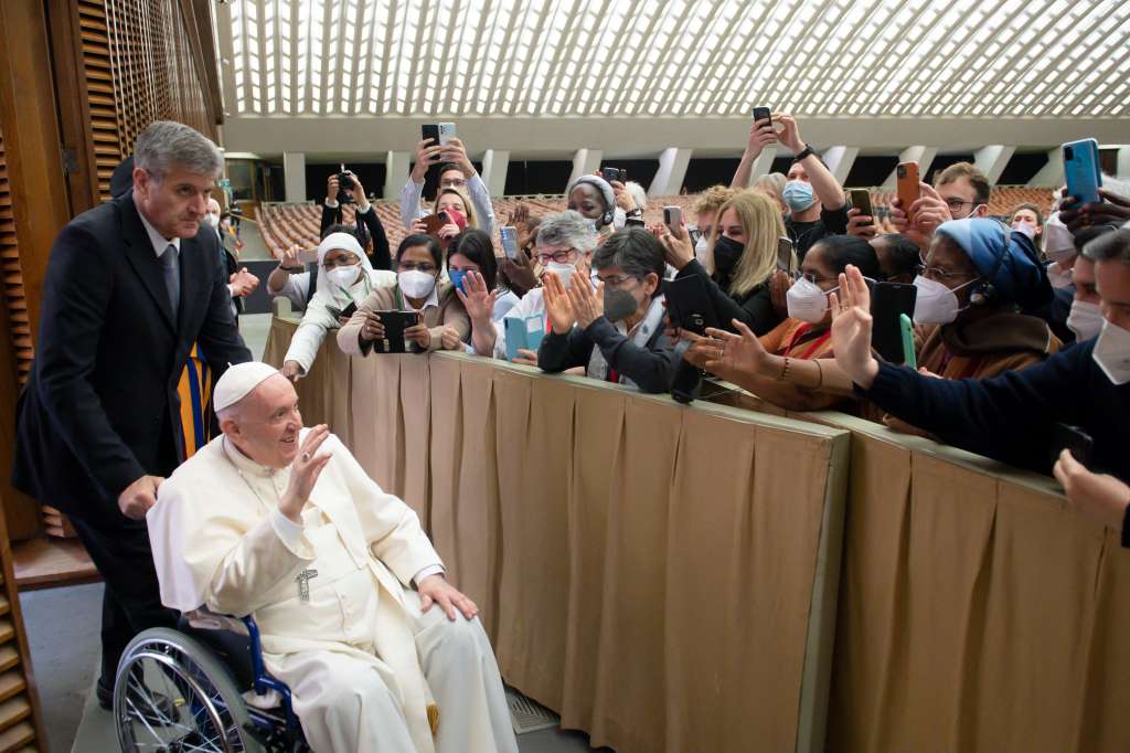 Por un ligamento roto, el papa Francisco se ha tenido que movilizar, recientemente, en una silla de ruedas.