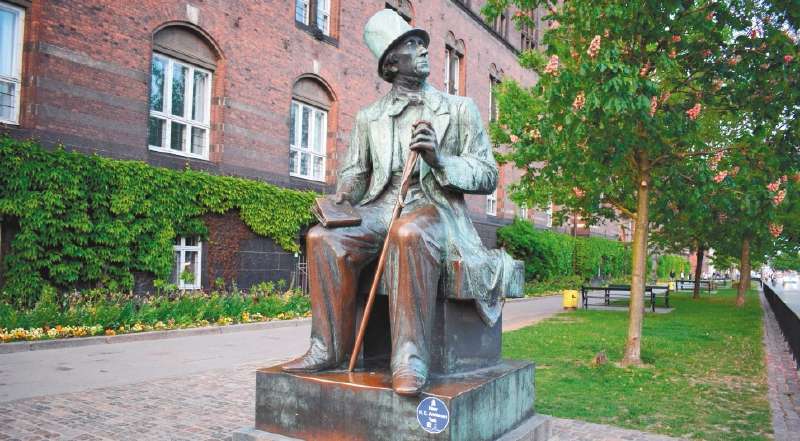 Hans Christian Andersen fue un escritor y poeta danés famoso por sus cuentos para niños, entre ellos "El patito feo", "La sirenita" y "La reina de las nieves". Era hijo de un zapatero. Nació el 2 de abril de 1805, en Odense, Dinamarca, y murió el 4 de agosto de 1875. En la imagen la estatua que lo recuerda en Copenhague. / Archivo
