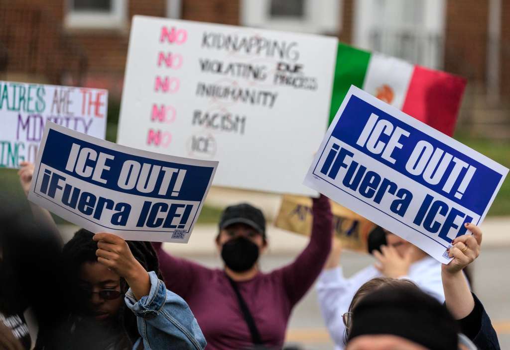 BROADVIEW (United States), 11/10/2025.- Protesters hold up signs during a demonstration outside a US Immigration and Customs Enforcement (ICE) detention facility in Broadview, Illinois, USA, 11 October 2025. The demonstrations against ICE are rooted in concerns about civil rights, local community safety, and alleged overreach by federal law enforcement. (Protestas) EFE/EPA/CRISTOBAL HERRERA-ULASHKEVICH