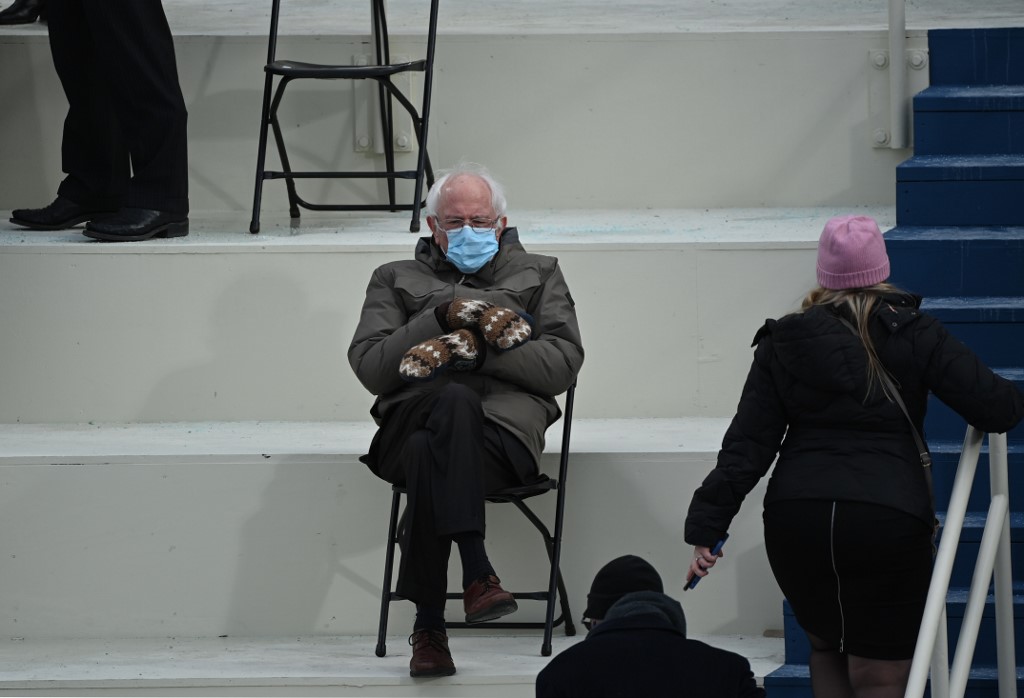 Mientras que la mayoría de los hombres vestían abrigos de invierno bien diseñados, Bernie Sanders lució una chaqueta y con guantes ecológicos, tejidos por una de sus electoras.