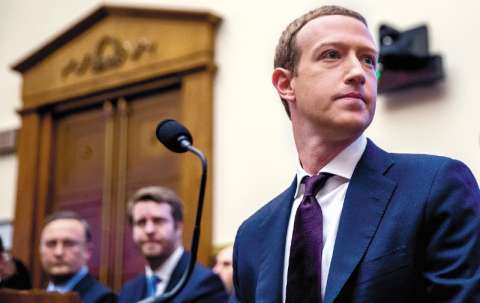 Abogado peruano reclama US$300.000 a Zuckerberg por dejarlo un mes sin Facebook
