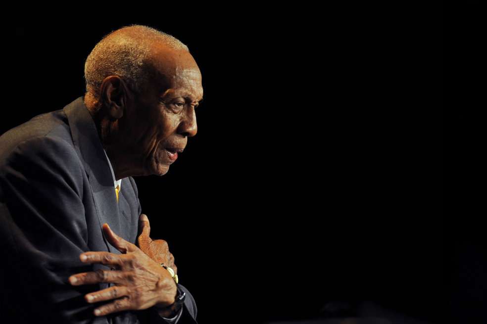 Bebo Valdés saluda al público en Madrid, en 2009, durante la celebración de sus 90 años. Su obra, alimentada por los ritmos afro y el jazz, hizo evolucionar a la música cubana. /AFP