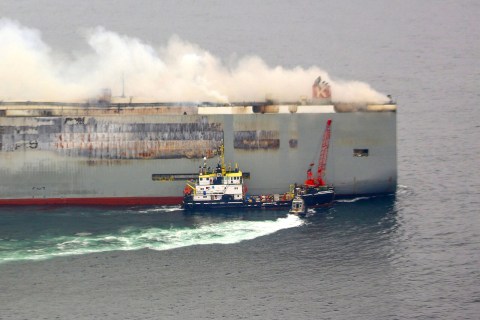 Barco se incendia con más de 3.500 carros en las costas de Países Bajos