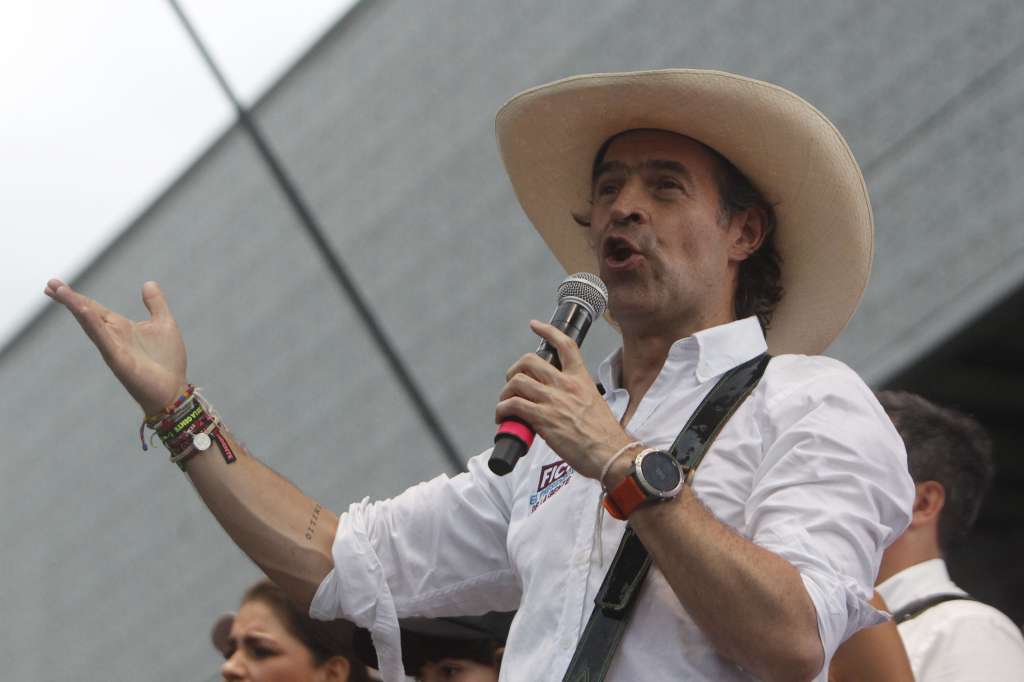 AME1612. MEDELLÍN (COLOMBIA), 22/05/2022.- El candidato a la Presidencia de Colombia Federico "Fico" Gutiérrez, de la coalición de Equipo por Colombia, habla durante su evento de cierre de campaña, hoy, en Medellín (Colombia). EFE/ Luis Eduardo Noriega A.