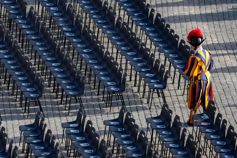 Vatican City (Vatican City State (Holy See)), 26/04/2025.- A member of the Swiss Guard checks seating ahead of the funeral Mass of Pope Francis in Saint Peter's Square, on the parvis of Saint Peter's Basilica in Vatican City, 26 April 2025. Pope Francis passed away on Easter Monday, 21 April 2025, at the age of 88. (Papa) EFE/EPA/FABIO FRUSTACI