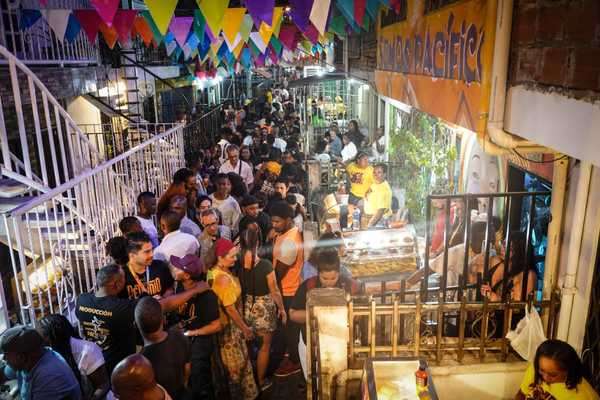 Por la "Calle del Arrullo" miles de personas desfilan luego del cierre oficial de los eventos del Petronio Álvarez.