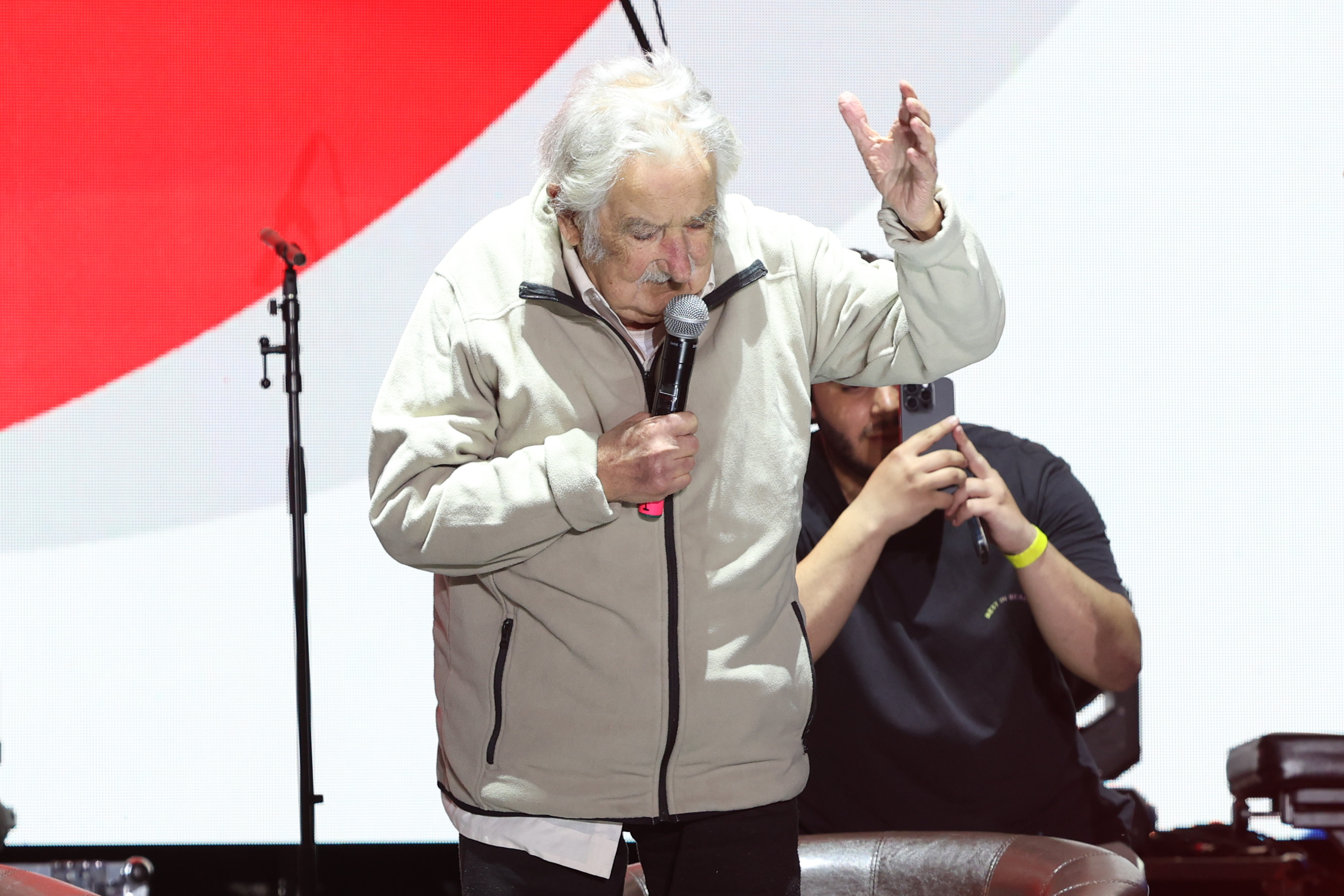 AME9140. MONTEVIDEO (URUGUAY), 19/10/2024.- El expresidente uruguayo José 'Pepe' Mujica habla en un acto este sábado en Montevideo (Uruguay). Convocado de forma sorpresiva por su esposa, la exvicepresidenta Lucía Topolansky, José 'Pepe' Mujica (2010 - 2015) reapareció en público en el acto de cierre de campaña electoral de su sector político con un mensaje: "hay que trabajar por la esperanza". EFE/ STR