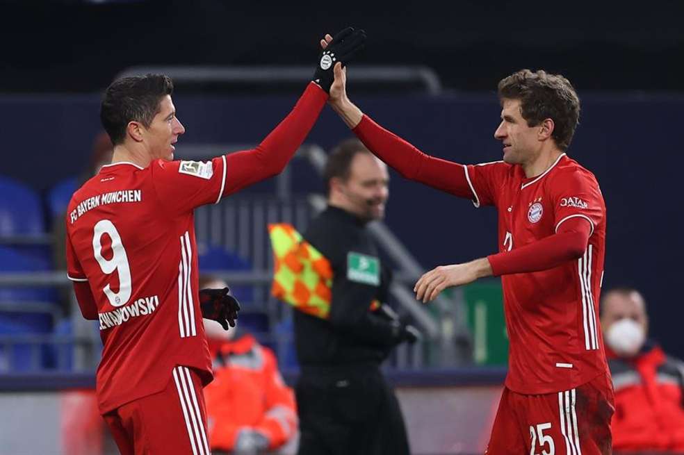 Robert Lewandowski y Thomas Muller en la victoria del Bayern Múnich contra el Schalke 04.
