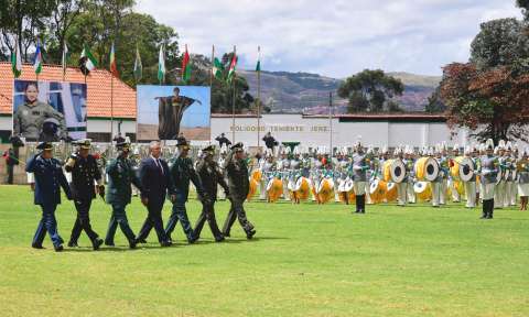 Duque rindió homenaje al exministro Guillermo Botero durante ceremonia de ascensos