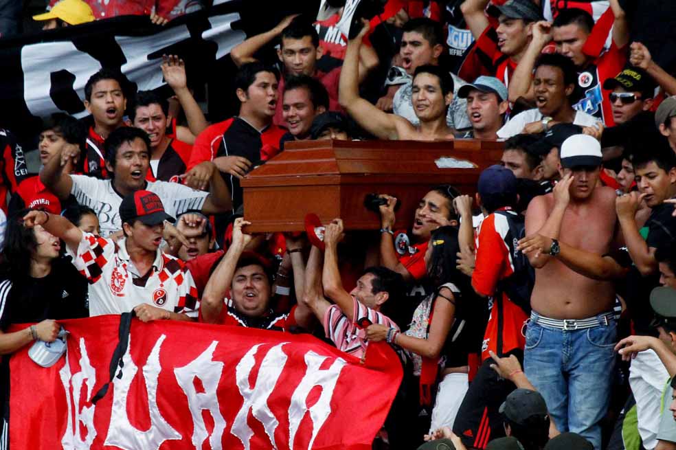 En marzo de 2011 un grupo de hinchas del Cúcuta Deportivo ingresó un ataúd al estadio General Santander. /EFE - Cortesía 'La oponión'