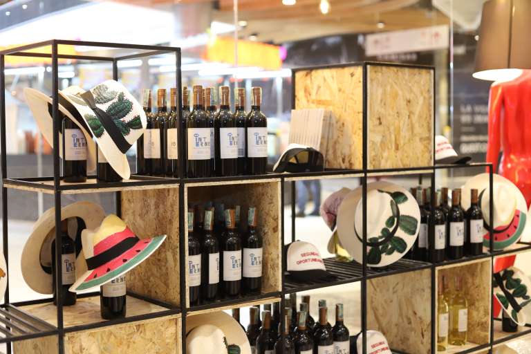 Fotografía de los vinos que se ofrecen en el local Segundas Oportunidades Studio de la Fundación Acción Interna.