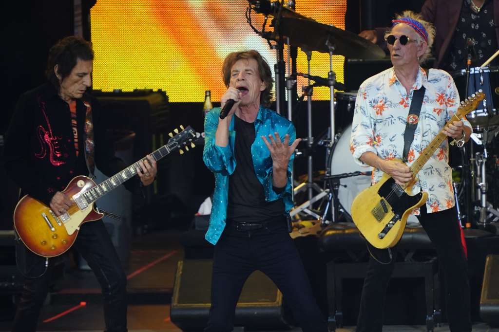 Berlin (Germany), 03/08/2022.- (L-R) Guitarist Ronnie Wood, lead vocalist Mick Jagger, and guitarist Keith Richards of the British band The Rolling Stones perform, at the Waldbuehne concert venue, in Berlin, Germany, 03 August 2022. The Stones already played venues in Munich and Gelsenkirchen during their 'Sixty' jubilee tour. (Alemania) EFE/EPA/CLEMENS BILAN