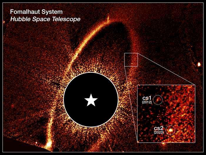 Esta imagen compuesta del telescopio espacial Hubble muestra el anillo de escombros y las nubes de polvo cs1 y cs2 alrededor de la estrella Fomalhaut.