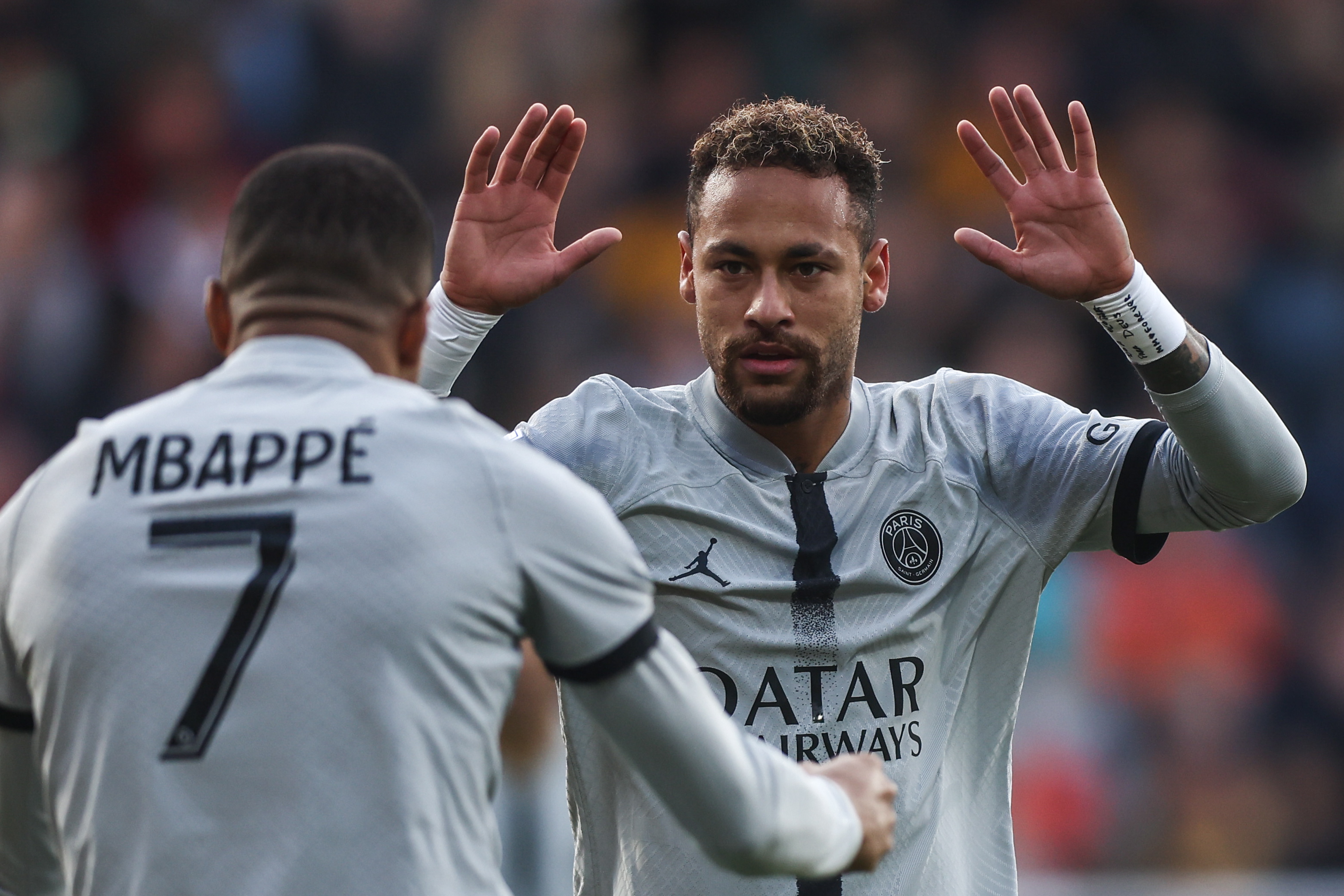 Lorient (France), 06/11/2022.- Paris Saint Germain's Neymar Jr (R) celebrating his 1-0 lead goal with Paris Saint Germain's Kylian Mbappe (L) during the French Ligue 1 soccer match between FC Lorient vs Paris Saint-Germain, at the Moustoir stadium in Lorient, France, 06 November 2022. (Francia) EFE/EPA/Mohammed Badra