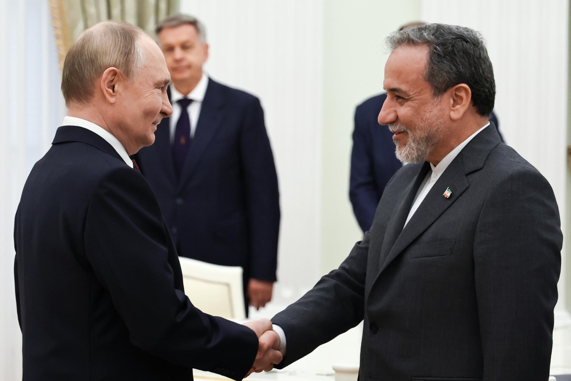 Moscow (Russian Federation), 23/06/2025.- Russian President Vladimir Putin (L) shakes hands with Iranian Foreign Minister Abbas Araghchi during their meeting at the Kremlin in Moscow, Russia, 23 June 2025. (Rusia, Moscú) EFE/EPA/ALEXANDER KAZAKOV / SPUTNIK / KREMLIN POOL