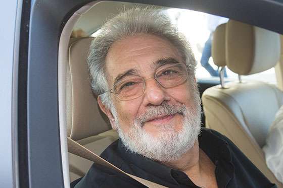 PLA01 SALZBURGO (AUSTRIA), 06/08/2013.- El tenor español Plácido Domingo sonríe a su llegada al Festival de Salzburgo, Austria hoy 6 de agosto de 2013 en el que participará en la ópera "Juana de Arco", de Giuseppe Verdi, tras recuperarse de la embolia pulmonar que sufrió hace casi un mes. EFE/Neumayr