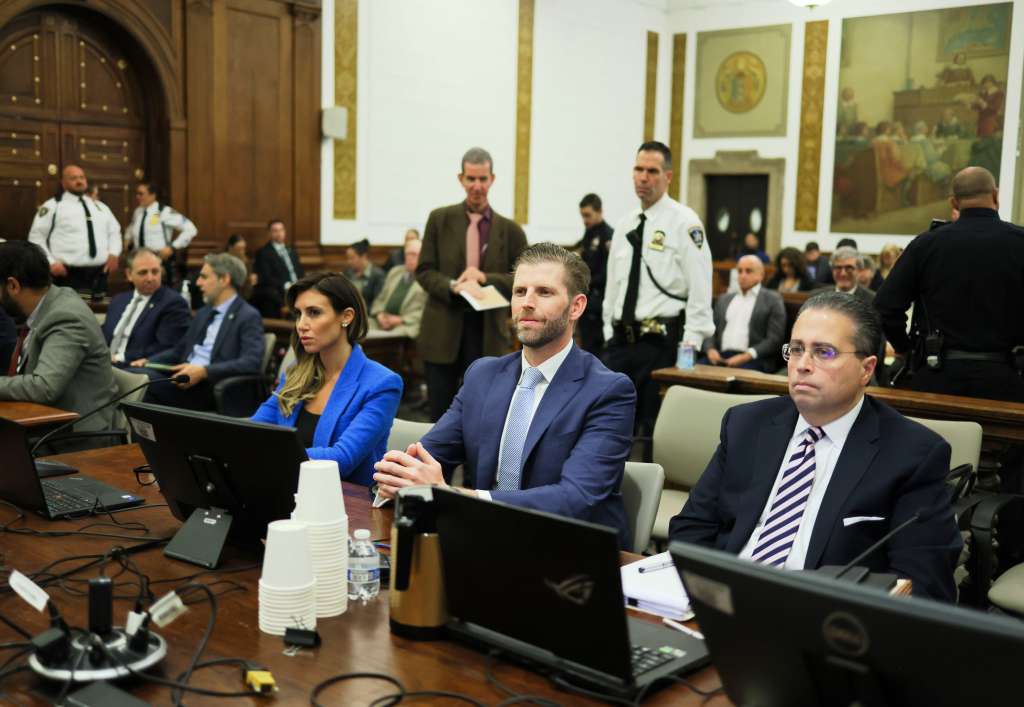 New York (United States), 02/11/2023.- Eric Trump (C), son of former US President Donald J. Trump, sits with his attorneys before appearing as a witness in the ongoing civil fraud trial being litigated at New York State Supreme Court in New York, New York, USA, 02 November 2023. Trump, his adult sons and the Trump family business are facing a lawsuit by the State of New York accusing them of inflating the value of assets to get favorable loans from banks. (Nueva York) EFE/EPA/MICHAEL SANTIAGO / POOL