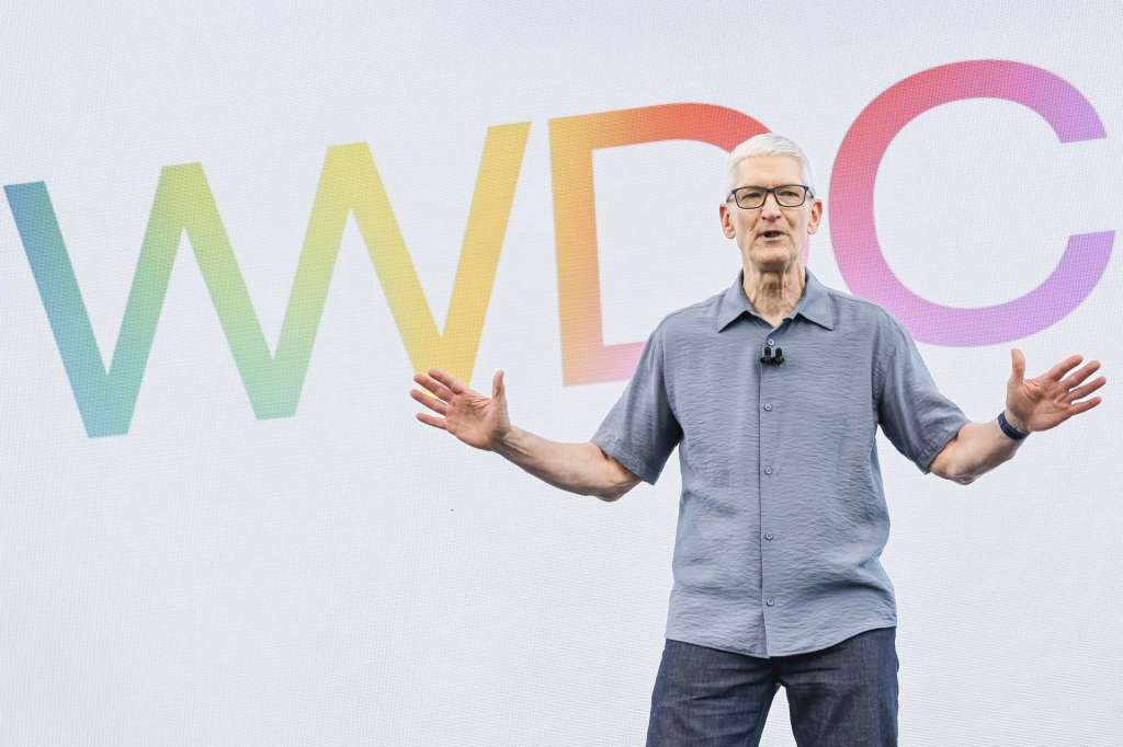 CUPERTINO (United States), 09/06/2025.- Apple CEO Tim Cook speaks on stage during the 2025 Apple Worldwide Developers Conference (WWDC) on the campus of Apple Park in Cupertino, California, USA, 09 June 2025. EFE/EPA/JOHN G. MABANGLO