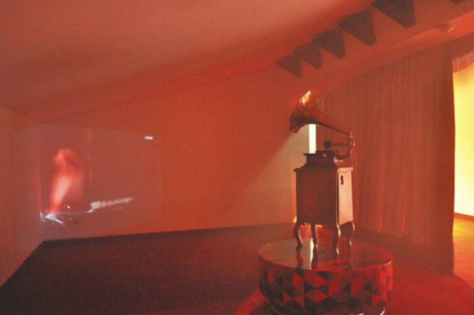 “Gramofonía en 3/4, 2015”. Videoinstalación 8x2x5 m, de Daniela Vargas. / Cortesía ArtBo