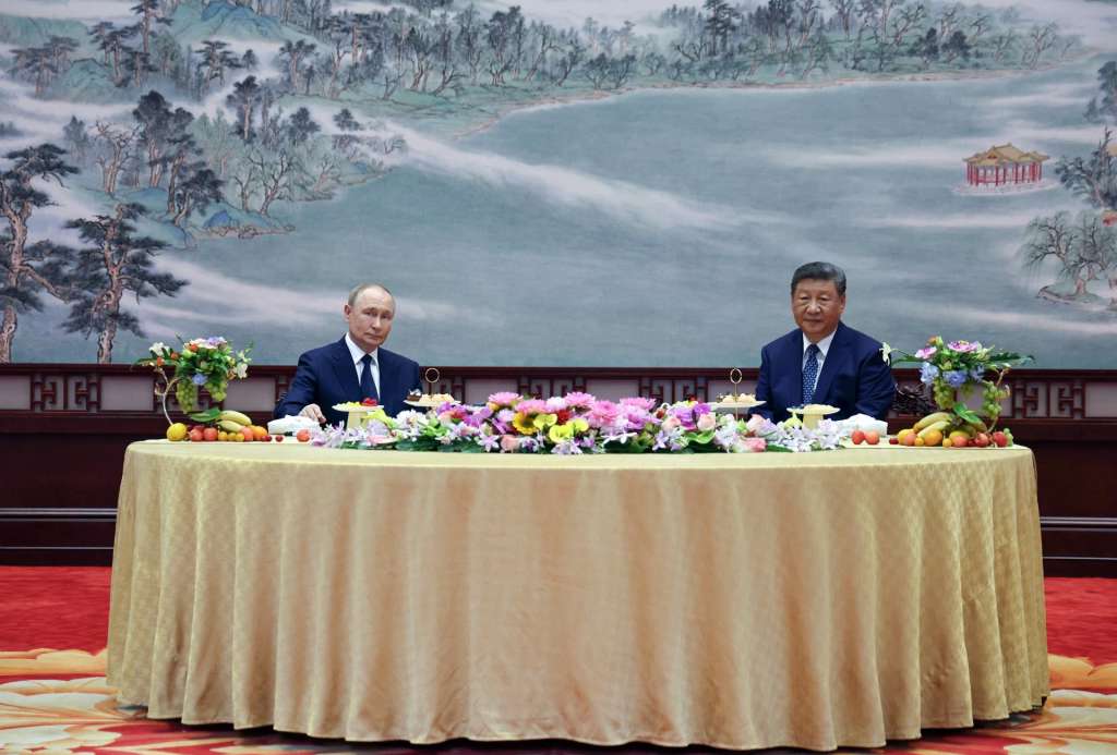 Beijing (China), 02/09/2025.- Russian President Vladimir Putin (L) and Chinese President Xi Jinping attend a narrow-format meeting at the Zhongnanhai residence, the residence of the Chinese leader, in Beijing, China, 02 September 2025. (Rusia) EFE/EPA/ALEXANDER KAZAKOV/SPUTNIK/KREMLIN / POOL MANDATORY CREDIT