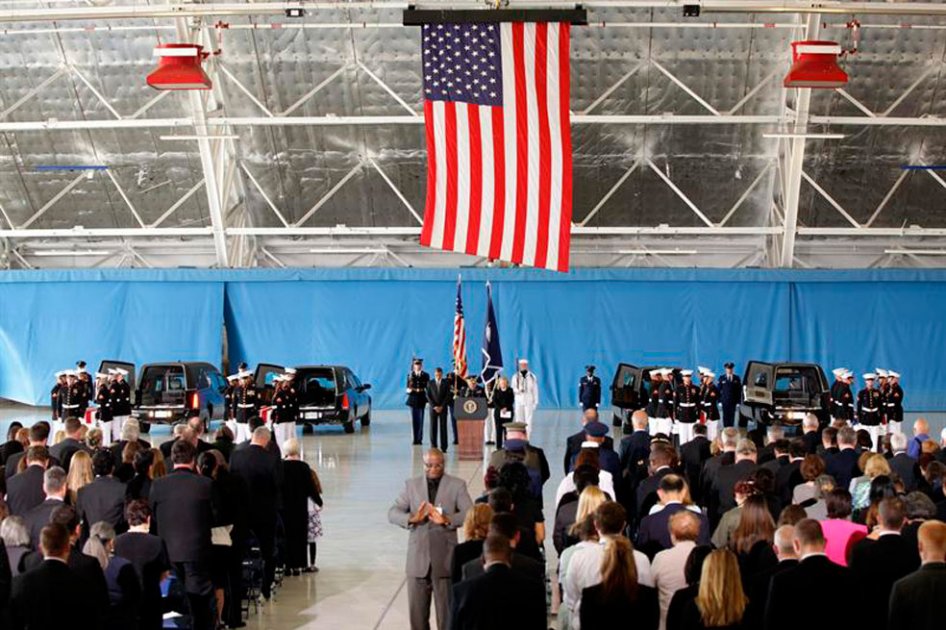 El presidente de EE.UU., Barack Obama (i), y la secretaria de Estado Hillary Clinton (d), participan en la ceremonia de recepción de los restos mortales del embajador del país en Libia, Chris Stevens. / EFE