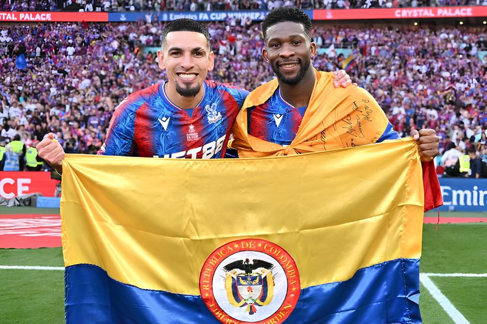 Daniel Muñoz y Jefferson Lerma celebran con la bandera de Colombia tras consagrarse campeones de la FA Cup con el Crystal Palace.