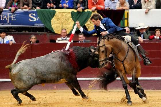 Pablo Hermoso de Mendoza, durante una tarde de rejoneo en la Santamaría / Archivo EFE