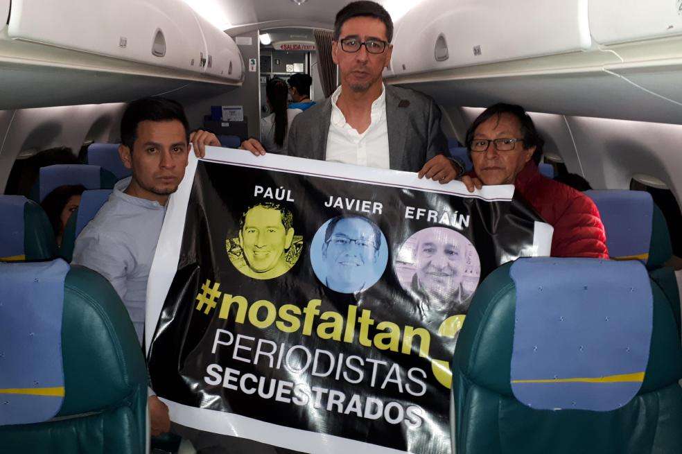 Los familiares de Javier Ortega, Paúl Rivas y Efraín Segarra han viajado varias veces a Colombia en busca de información.EFEDos días después empezó a circular por redes sociales el comunicado del frente Sinisterra, en el cual anunciaba las muertes de los cautivos. Y horas más tarde los disidentes difundieron las fotos de sus cuerpos sin vida.