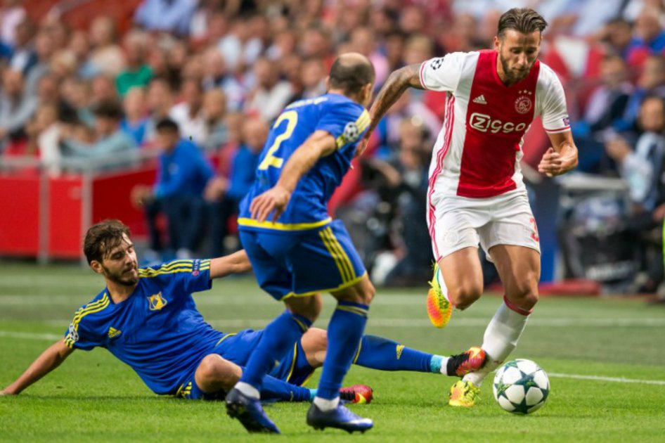 El jugador Mitchell Dijks (d), del Ajax, en el partido frente al Rostov de Rusia. / AFP