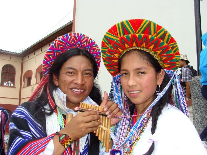 La ropa de los pueblos inga y kamentza se caracteriza por sus tejidos de múltiples colores. Estos pueblos son hoy los beneficiarios de una importante titulación de tierras. /Foto: Radioscomunitariasdelputumayo.blogspot.com.co