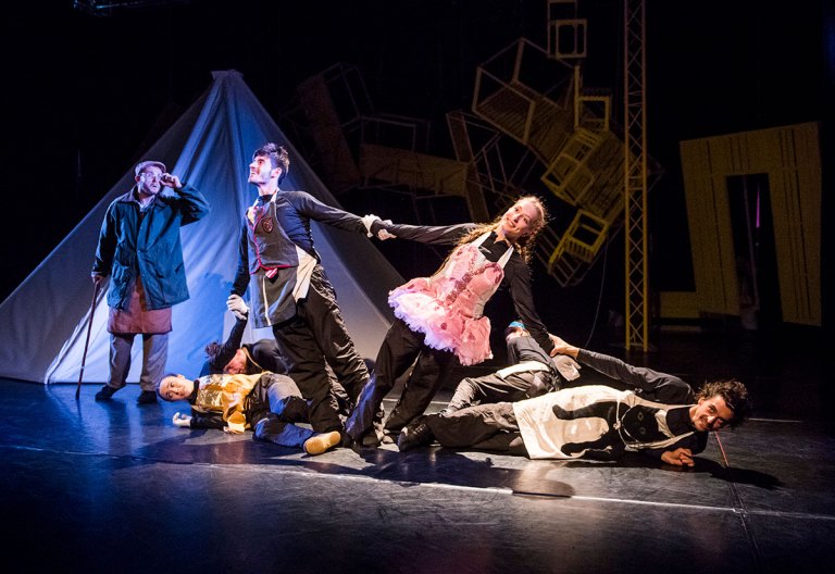 La Compañía de la israelí Jasmin Vardimon, desde el Reino Unido, presenta su interpretación de Pinoccho. Por medio de la danza, teatro físico, animación de objetos y tecnologías innovadoras, los bailarines de Vardimon cuentan la historia que originalmente Collodi escribió.