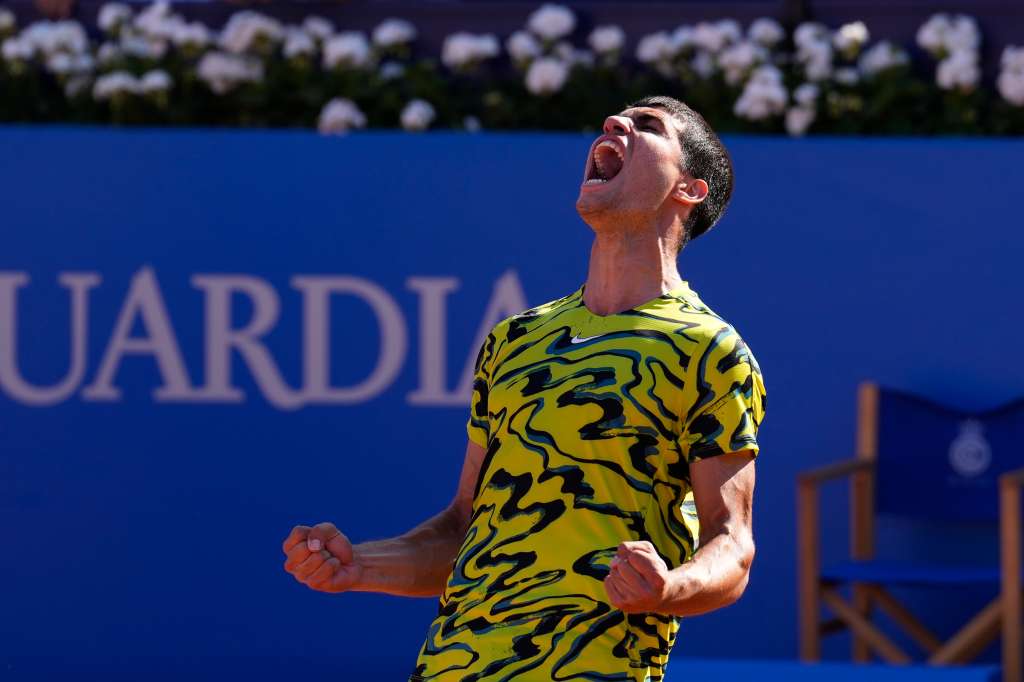 BARCELONA, 23/04/2023.- El tenista español Carlos Alcaraz celebra su victoria en la final del Godó (Barcelona Open Banc Sabadell-Trofeo Conde de Godó 2023) que ha disputado contra griego Stefanos Tsitsipas este domingo en Barcelona.EFE/ Alejandro Garcia