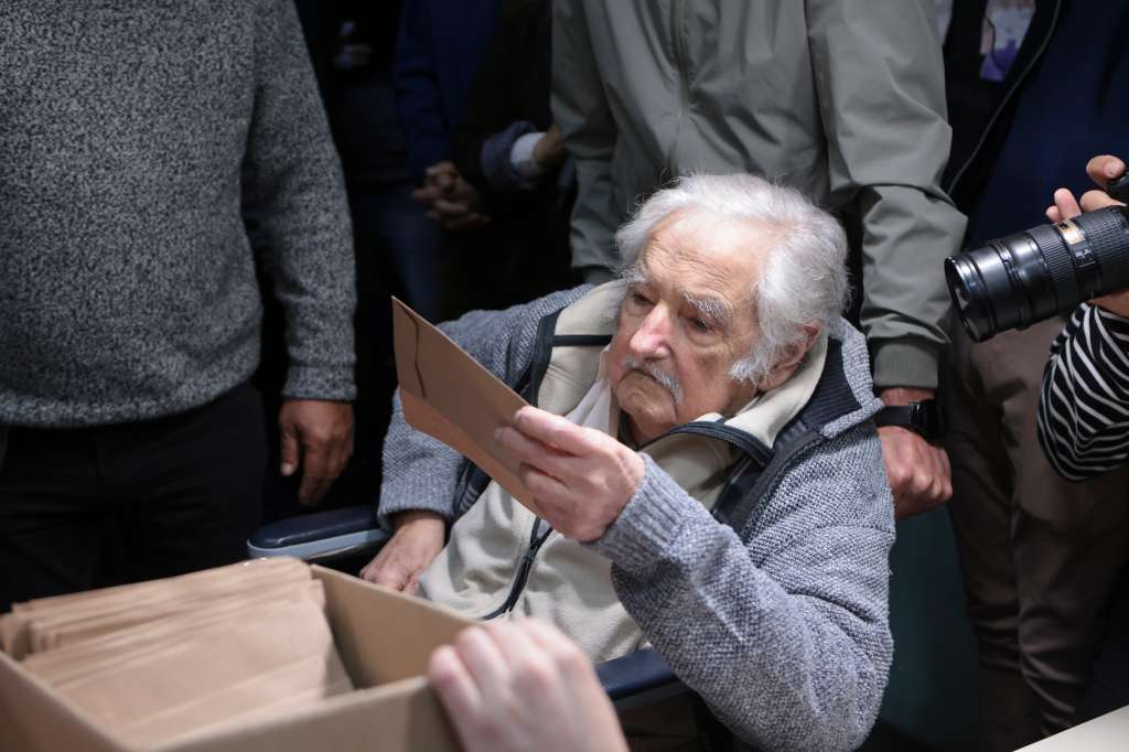 MONTEVIDEO, 27/10/2024.- El ex presidente de Uruguay José Mujica vota este domingo en las elecciones presidenciales y parlamentarias del país. Los centros de votación para las elecciones presidenciales y parlamentarias que Uruguay afronta este domingo y en las que podrán votar unos 2,7 millones de ciudadanos quedaron abiertos a las 8:00 hora local (11:00 GMT). En esta elección, los votantes elegirán a la fórmula presidencial que liderará el país sudamericano en el período 2025-2030, así como también a los integrantes de la Cámara de Senadores (30 miembros más el vicepresidente de la República) y la Cámara de Diputados (99 miembros). No obstante, para convertirse en el sucesor de Luis Lacalle Pou cualquiera de los candidatos deberá conseguir más del 50 % de los votos válidos. De lo contrario, los dos más votados avanzarán a una segunda vuelta, que se llevará a cabo el domingo 24 de noviembre. EFE/ Gaston Britos