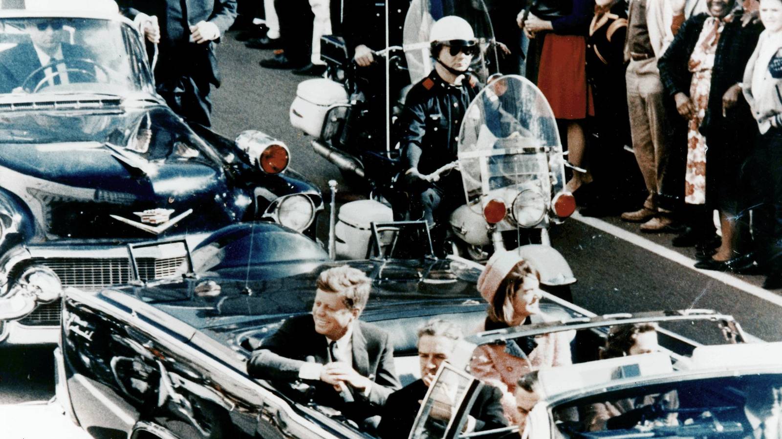 John F. Kennedy y su esposa, Jacqueline, instantes antes del crimen que sacudió al mundo. / Cortesía
