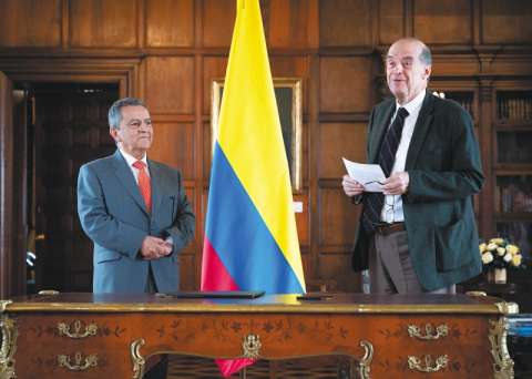 Lo que se sabe de la presunta extorsión a Álvaro Leyva en la licitación de pasaportes