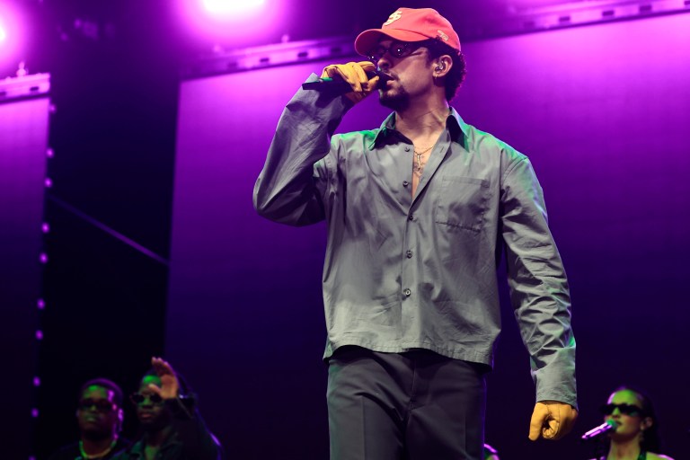 Por qué es tan popular “Debí tirar más fotos”, de Bad Bunny, en la Franja de Gaza