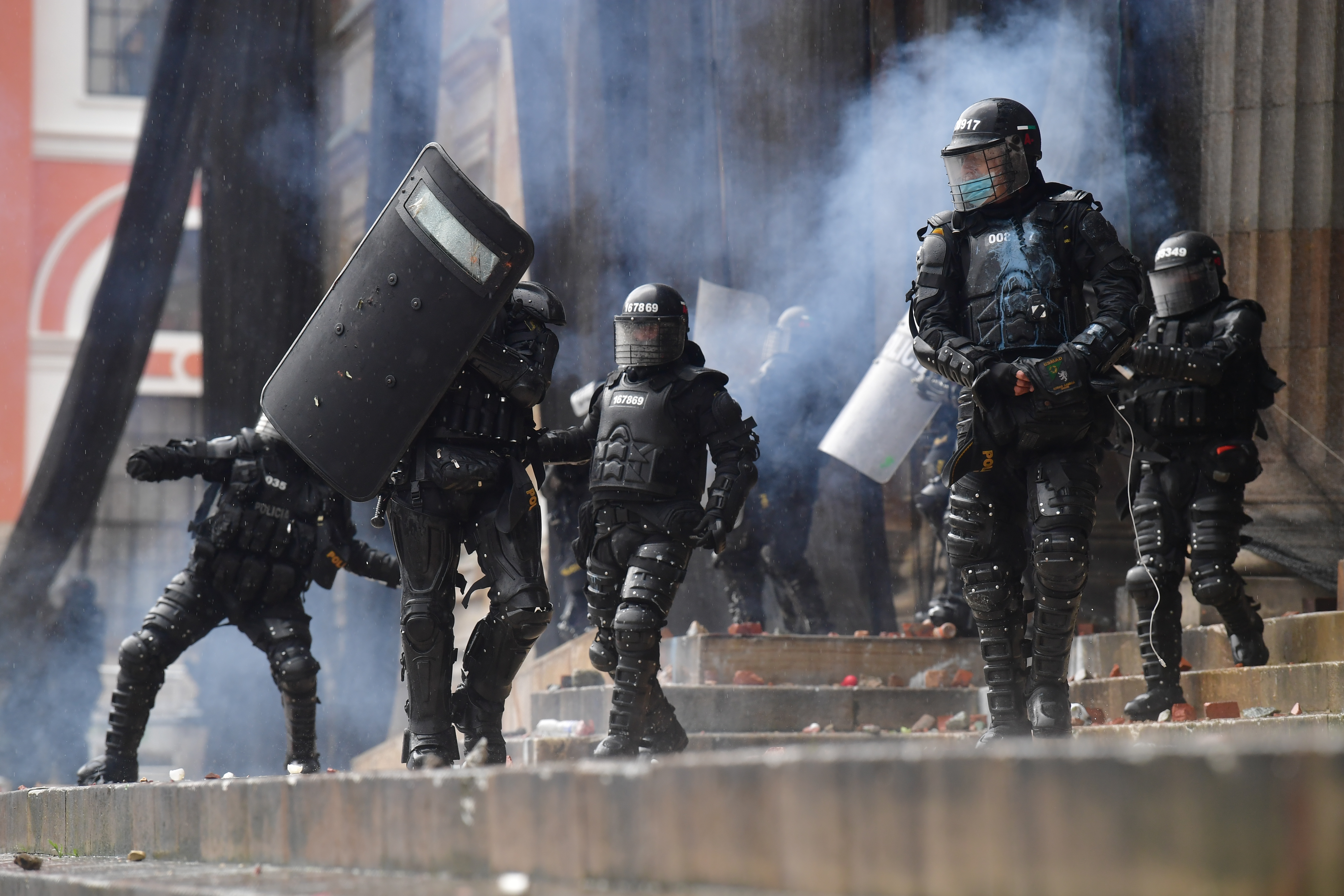 Marchas, protestas y disturbios en el centro de Bogotá, lo que genero enfrentamientos entre los manifestantes y el Esmad.
