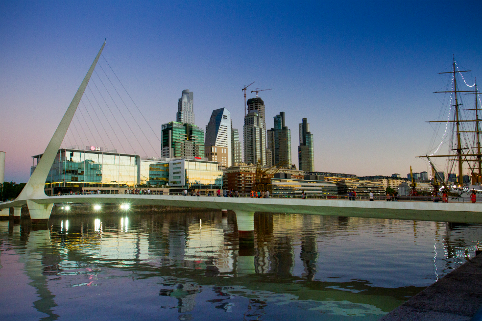 El Puente de la Mujer, uno de los emblemas del barrio de Puerto Madero.