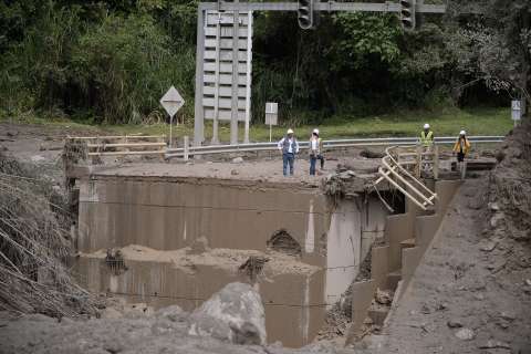 Quetame: anuncian ayudas a comerciantes, mientras avanza la instalación del puente
