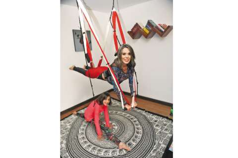 Aeroyoga: madres e hijos, a volar juntos