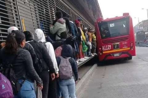 Graban a usuarios de Transmilenio haciendo fila para colarse, gerencia responde